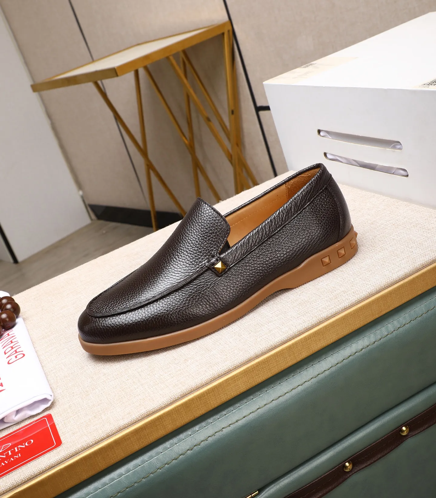 Men's shoes 💰520 [Valentino-Valentino] High-quality boutique men's shoes. The same style as the celebrities, original and authentic.✅ Made of imported cowhide + original apricot cowhide lining. The French luxury model is priced at 14,080 Swiss francs. It is also a Paris Fashion Week catwalk model. A brand can be deeply rooted in your heart, and a pair of shoes can make you linger. What you wear is not only noble, but also an aura. 👻Standard 38-45